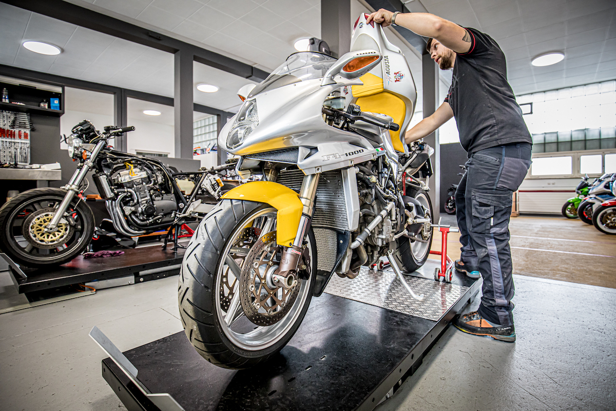 Motorrad in Werkstatt in Zürich bei Speedbox, Motorradservice und Reparatur