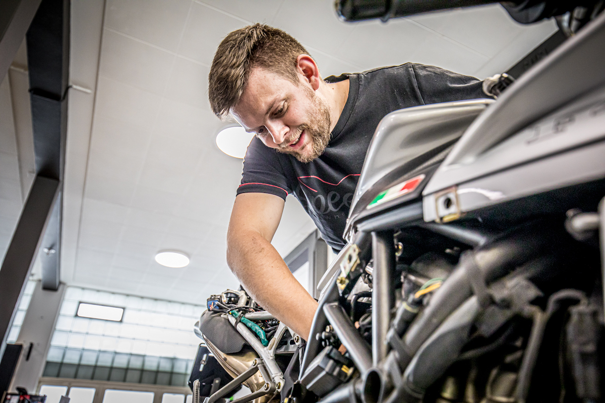 Motorrad wird von Mechaniker repariert bei Speedbox in Wettingen, Zürich